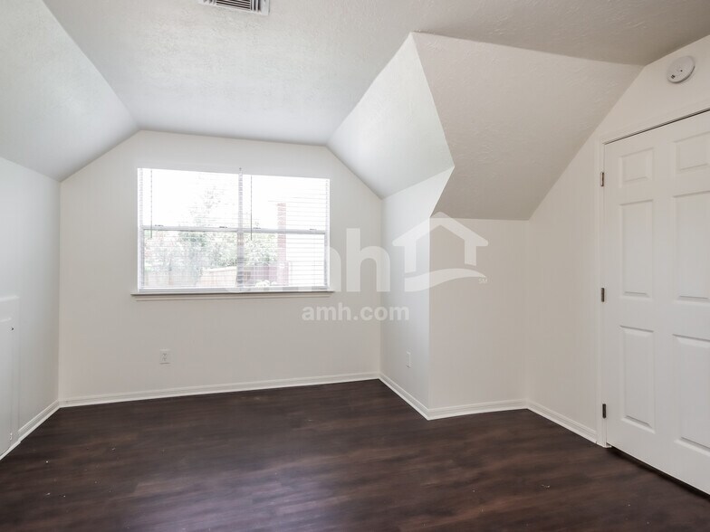 Building Photo - 13318 Hilltop Cir