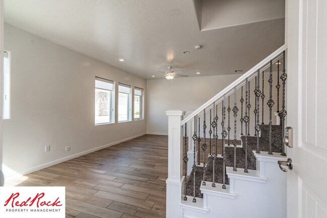 Building Photo - 3 Bedroom, 2.5 Bathroom Townhome in Ivins City