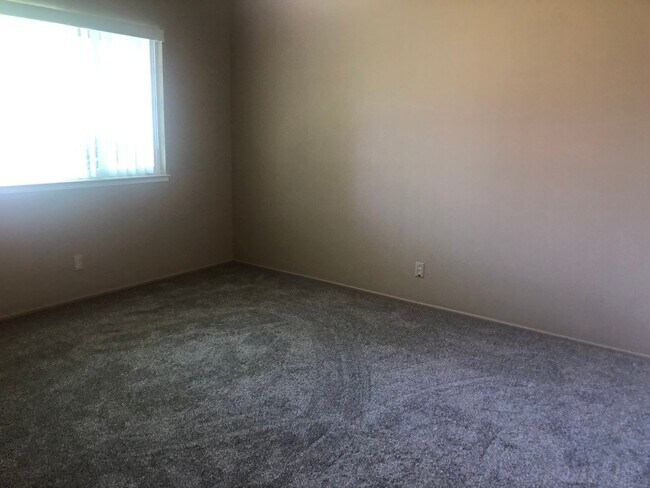 Building Photo - 3 Bed 2 Bath Presidential Home near Los Banos High School with HUGE Backyard!