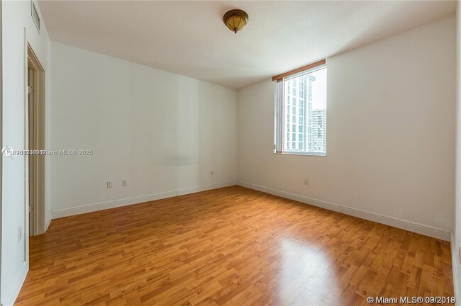 Building Photo - 1060 Brickell Ave