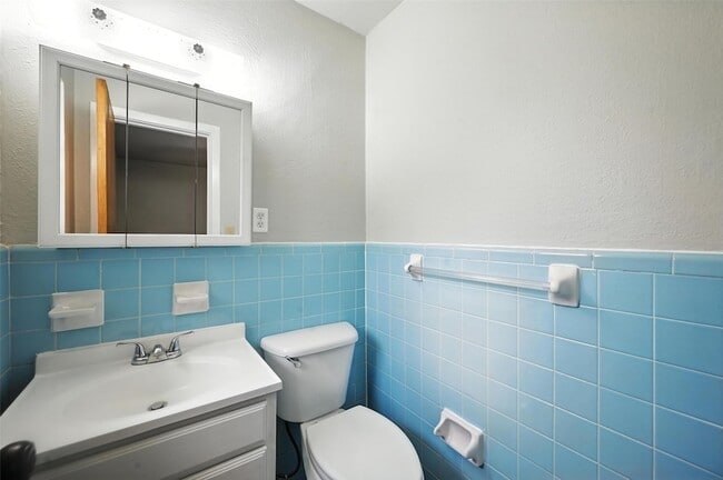 Building Photo - 302 Young Dr