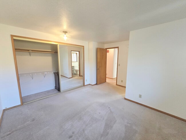 Building Photo - 164 N Harbor St