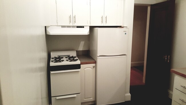 Building Photo - Amazing 1 bedroom 1 bath Condo on the Green Line Professionally Managed Heat Included