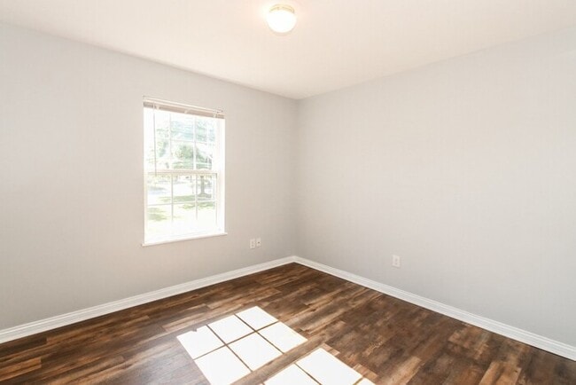 Building Photo - 3 Bedroom in Warren Township