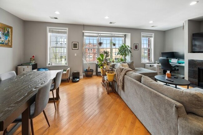 Building Photo - Stunning 2 Bed 2 Bath in the Ukrainian Village area