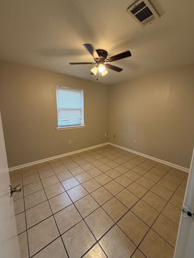 Building Photo - 1950-52 Helm Dr