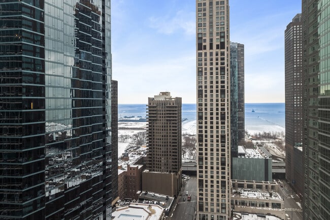 Building Photo - 512 N McClurg Ct