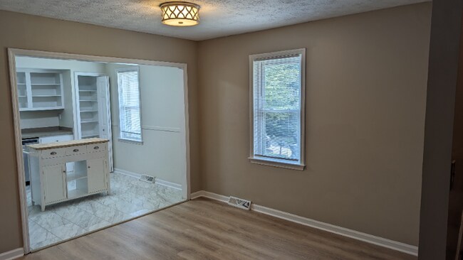 Building Photo - 474 Woodview Dr