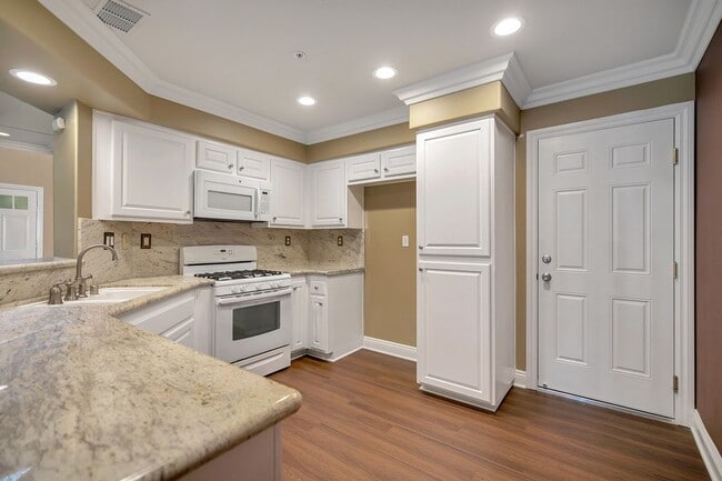 Building Photo - Modern Comfort in a Prime Location – 2BR Townhome with Garage & Community Amenities