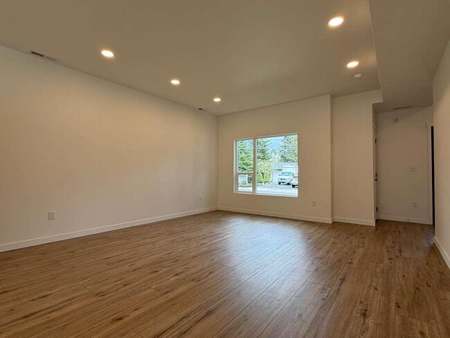 Building Photo - 3925 E 32nd Ave