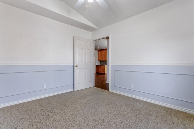 Building Photo - 2119 W Roberts Ave