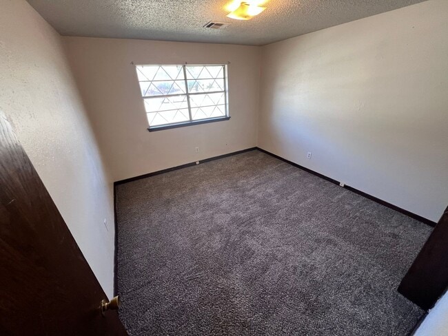 Building Photo - Beautiful duplex in Moore for rent!
