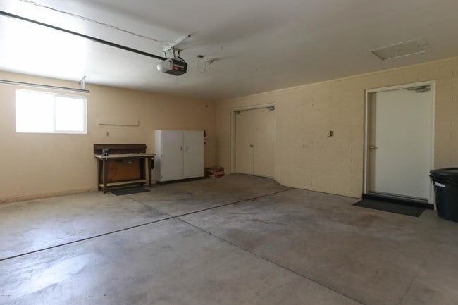 Building Photo - 10943 W Tropicana Cir
