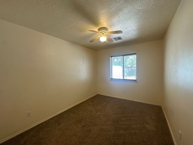 Building Photo - 2 bedroom 2 bathroom duplex available for ...