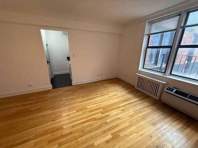 Building Photo - 305 W 13th St