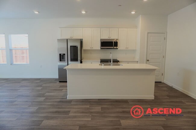 Building Photo - Spacious 4 Bed/2 Bath Brand New Build! in Bakersfield's Desirable 93311 Area — Solar, Garage & Fu...