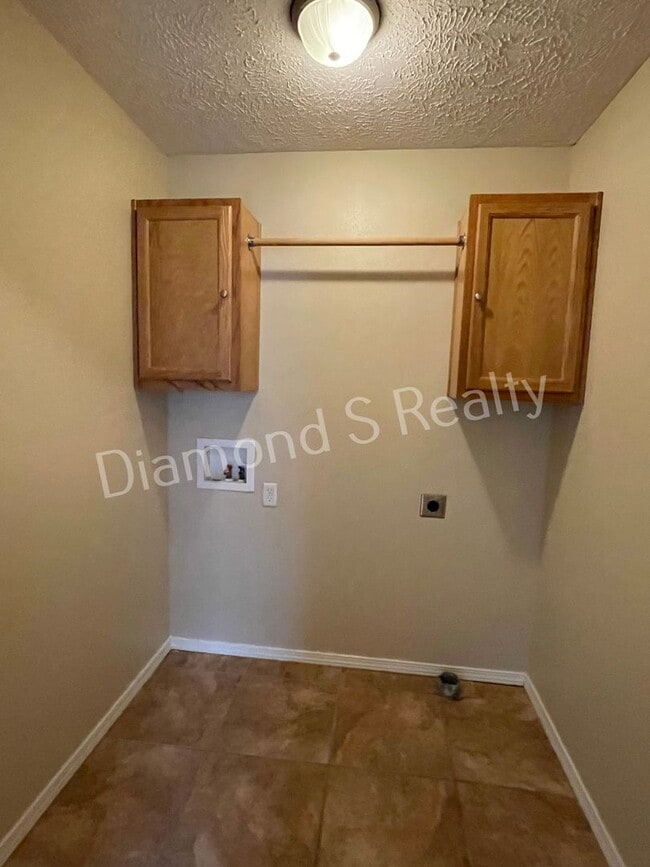 Building Photo - 3 Bedroom Duplex Available!