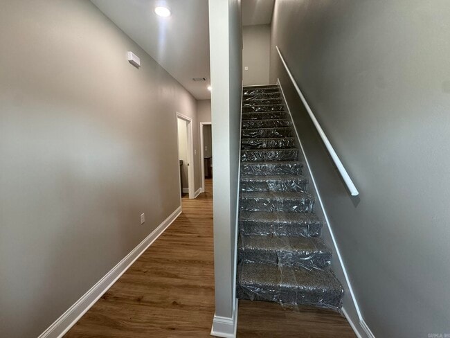 Building Photo - 221 N Elm St