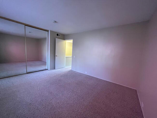 Building Photo - Spacious 2 bed 2 bath condo available in t...