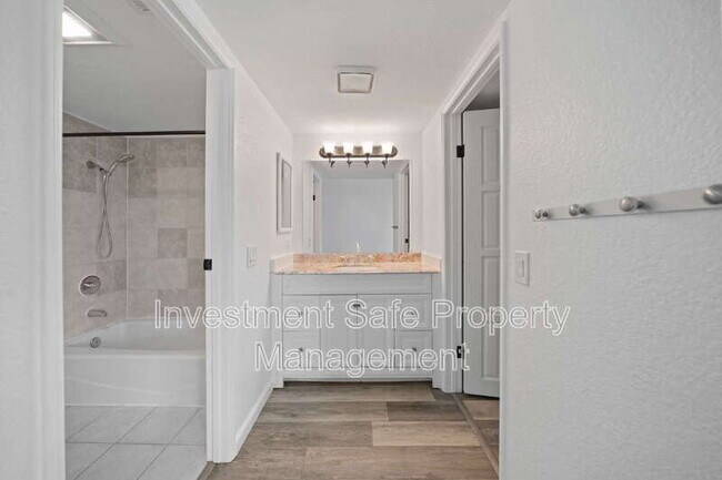 Building Photo - 5715 Baltimore Dr