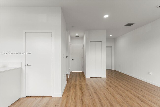 Building Photo - 401 W Palm Dr