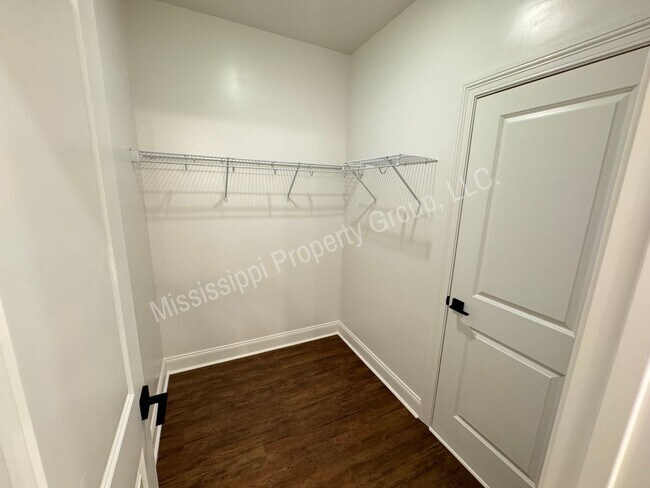 Building Photo - 721 Southview Dr