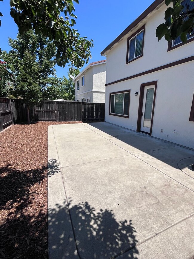 Building Photo - BEAUTIFUL UPDATED HOME IN WEST ROSEVILLE!!