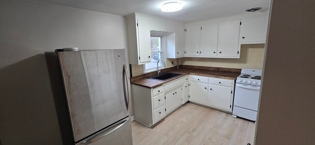 Building Photo - 895 Warrenville Rd