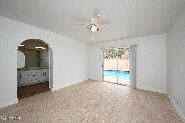 Building Photo - 7301 W Canterbury Dr