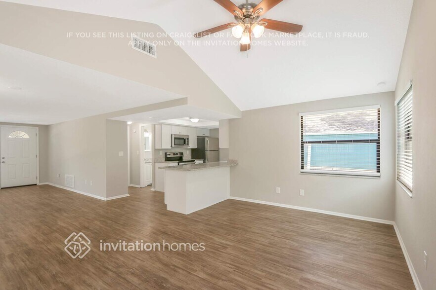 Building Photo - 16033 Villa Dr