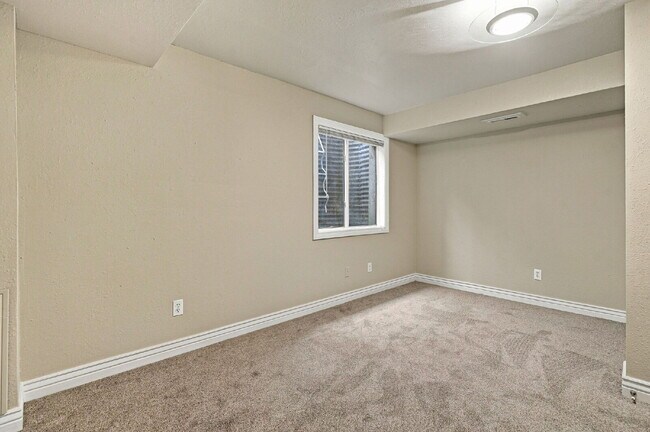 Building Photo - 3-Bedroom Louisville Townhome with Finished Basement