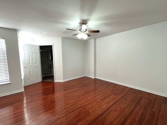 Building Photo - Great 2 Bedroom Townhome with Basement and Garage!