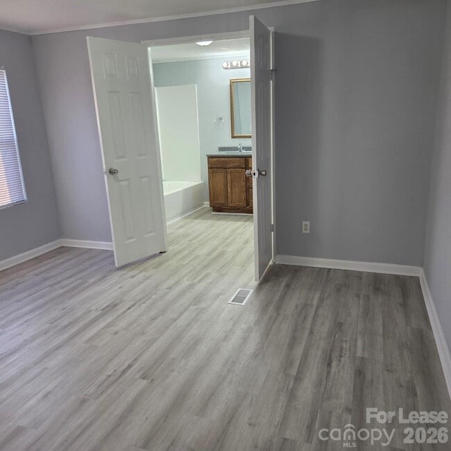 Building Photo - 825 Mountain Crest Dr