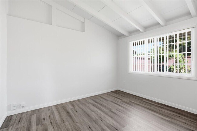 Building Photo - 533 S Devon Rd