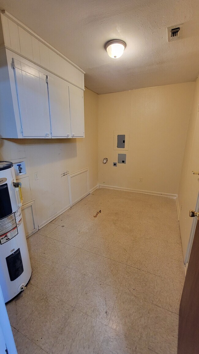Building Photo - 3136 Seminole Dr