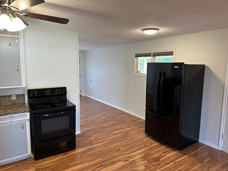 Building Photo - 2110 Glenwood Dr