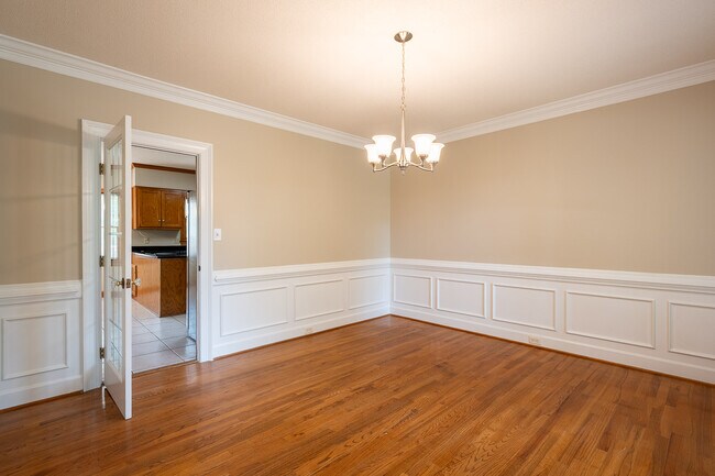 Building Photo - 4135 Knollcrest Cir N