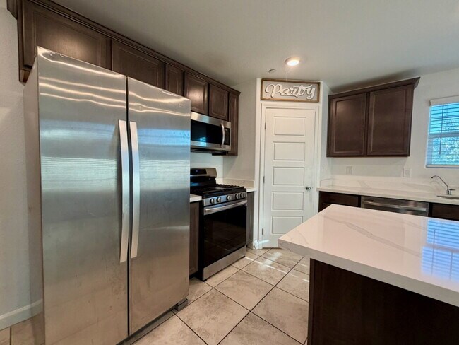 Building Photo - 3 BED 2.5 BATH 2 CAR GARAGE TOWNHOUSE IN CADENCE HENDERSON WITH LOFT