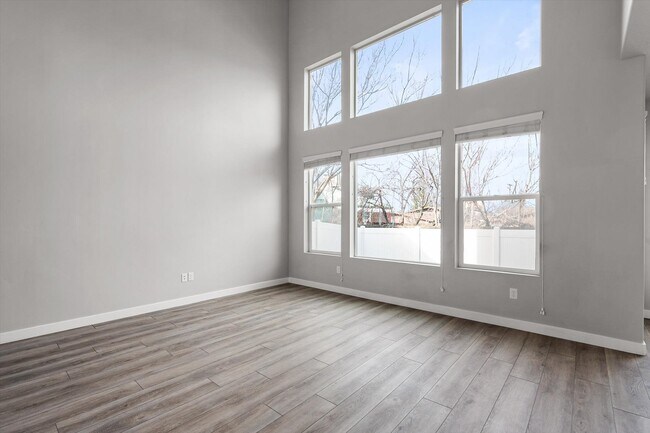 Building Photo - 721 E Zekes Ct