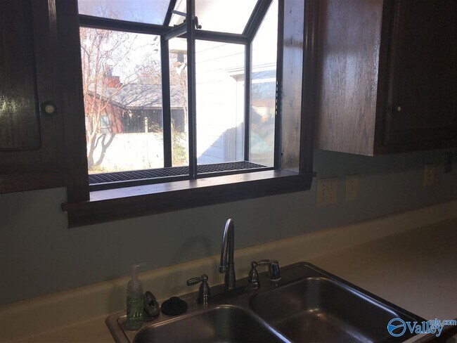 Building Photo - 1305 Chimney Springs Dr SE