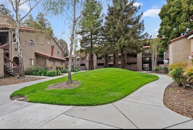 Building Photo - "Chic 1-Bed Waterfront Apartment with Cent...
