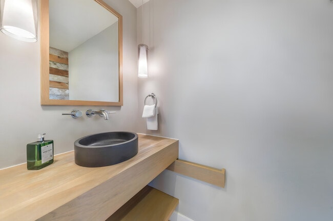 Powder Room / Bathroom #1 - 7611 Rindge Ave