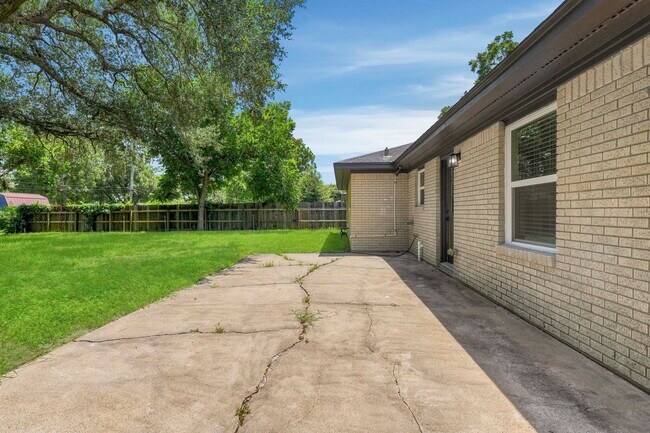 Building Photo - 913 Meadowlane St