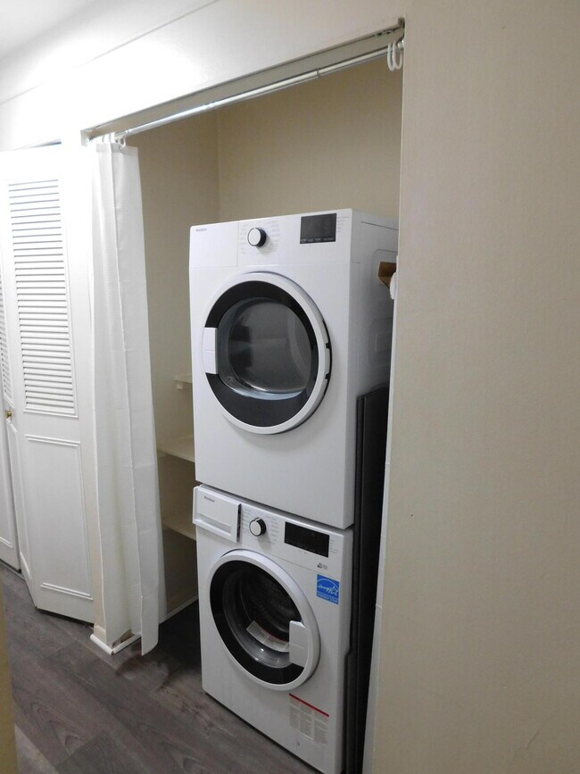 Building Photo - 448 N Fox Hills Dr