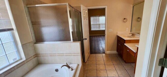 Building Photo - Great Home and Location-Available Now!