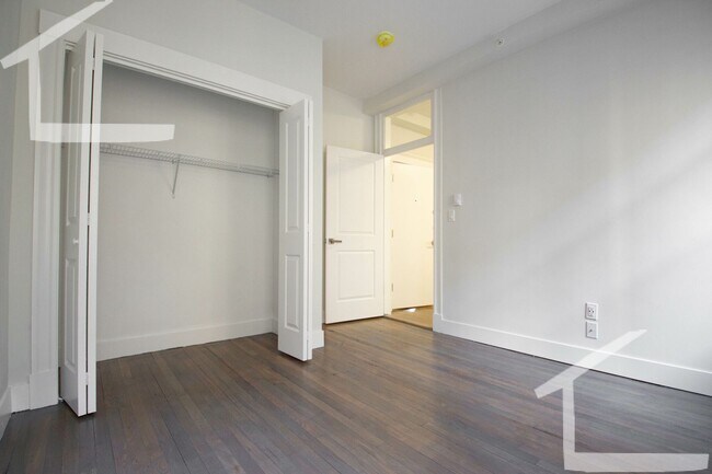 Building Photo - Avl 6/1- Renovated 2BR on Park Drive w/d in unit!