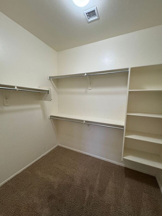 Building Photo - 11852 W Fordson Dr