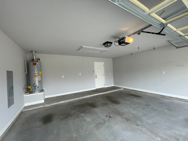 Building Photo - Riverbrooke Subdivision Beauty! Move in Ready!