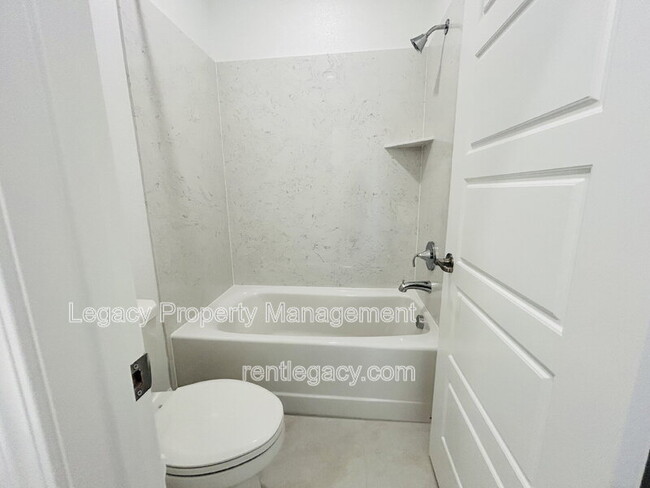 Building Photo - 4096 Azul Way