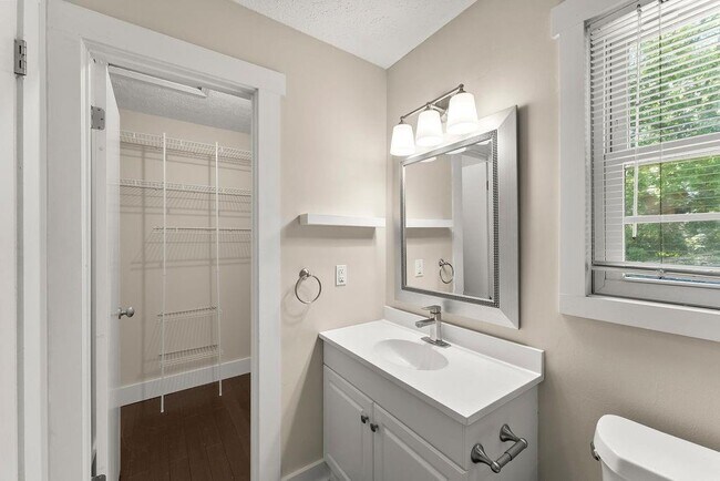 Building Photo - 4035 Thames Dr